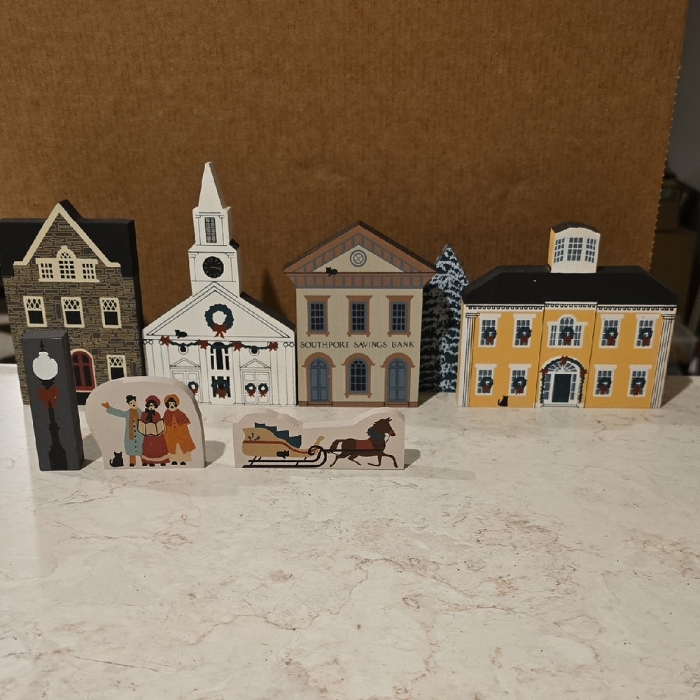 VINTAGE Decorative/Christmas Wooden Village 8 Piece Set